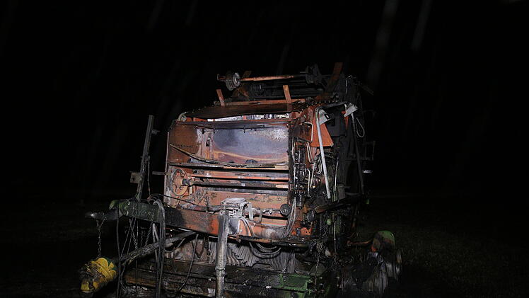 Ballenpresse fängt Feuer: Flammen greifen auf Feld über