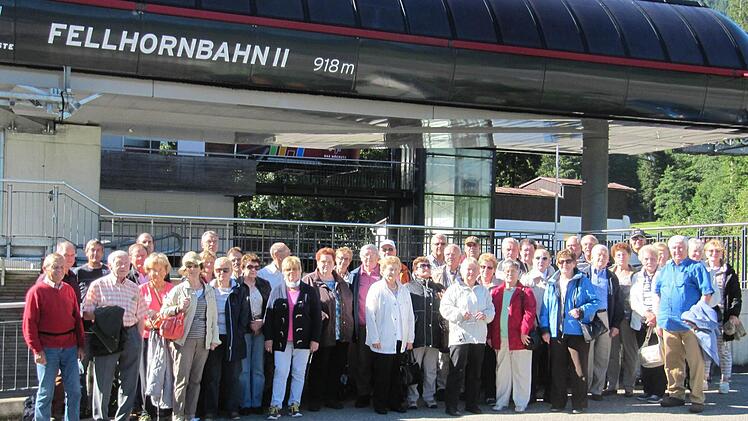 Die Reisegruppe des Gesangvereins Aschach an der Fellhornbahn.  Foto: Schmitt