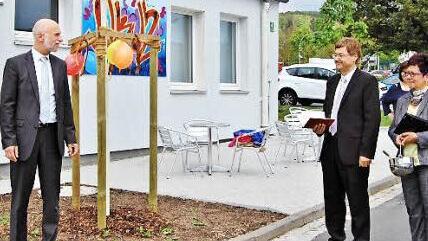 Oberbürgermeister Kay Blankenburg (links) lobte die Zusammenarbeit aller Beteiligten. Der evangelische Pfarrer Friedrich Mebert und die katholische Gemeindereferentin Monika Hufnagel (rechts) gaben der Jukuz-Anlage den ökumenischen Segen. Foto Dobschütz