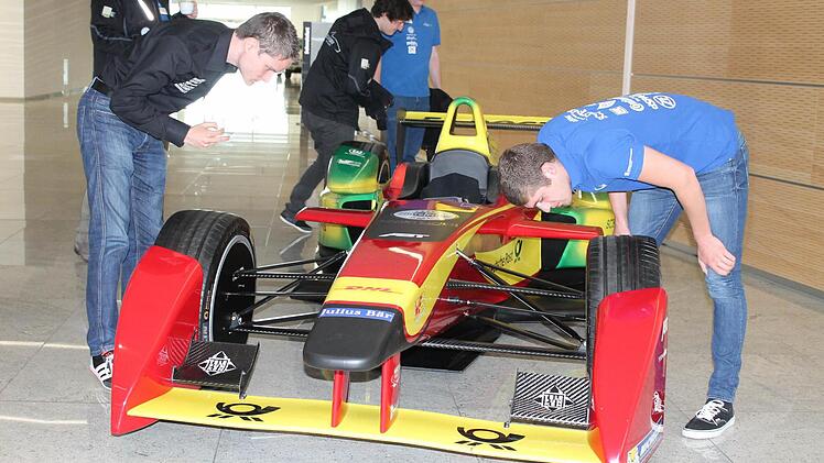 Auch der Formula-E-Bolide wurde genau in Augenschein genommen.