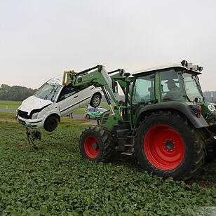 Auto landet auf dem Dach im Feld - Schwerer Unfall auf der B289