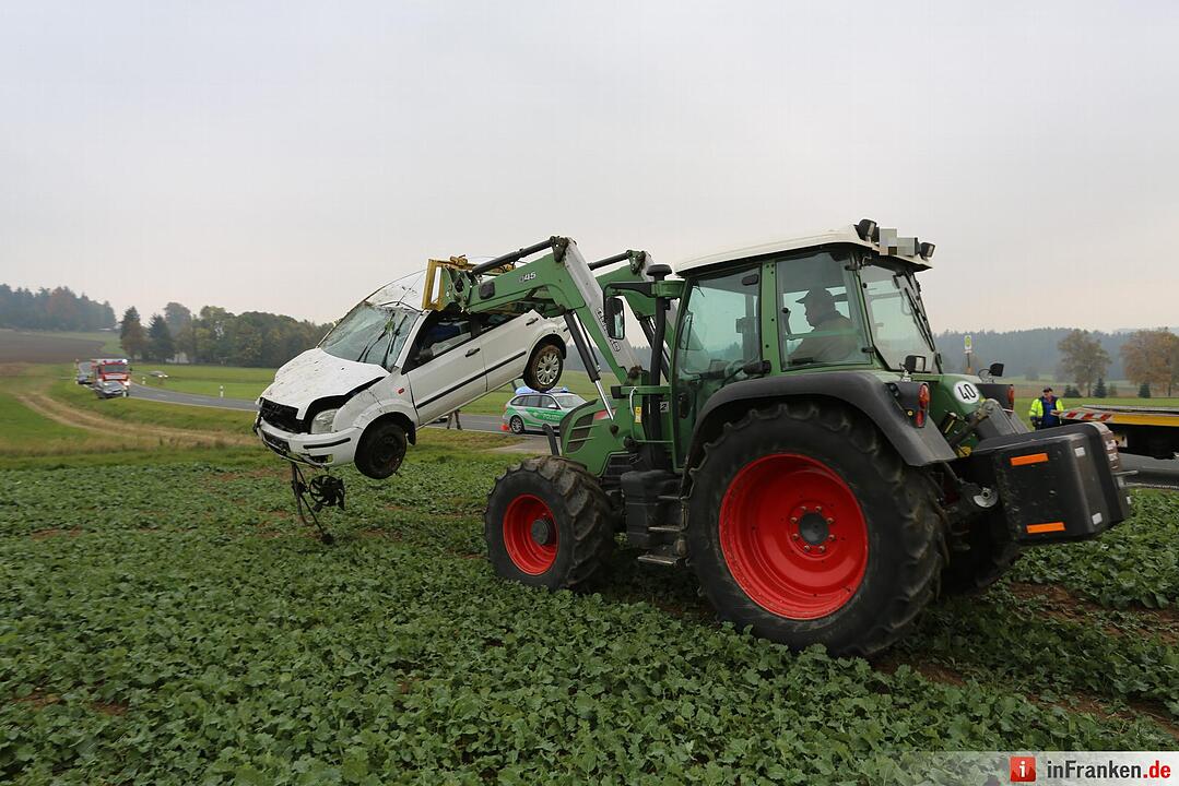 Auto landet auf dem Dach im Feld - Schwerer Unfall auf der B289