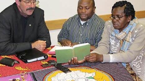 Zum Abschluss des Begegnungsabends sangen Dekan J&uuml;rgen Blechschmidt, Onesmo Maseleka und Hellena Msese (von links) das bekannte Lied "Lobet den Herren" in der tansanischen Landessprache.  Foto: jf