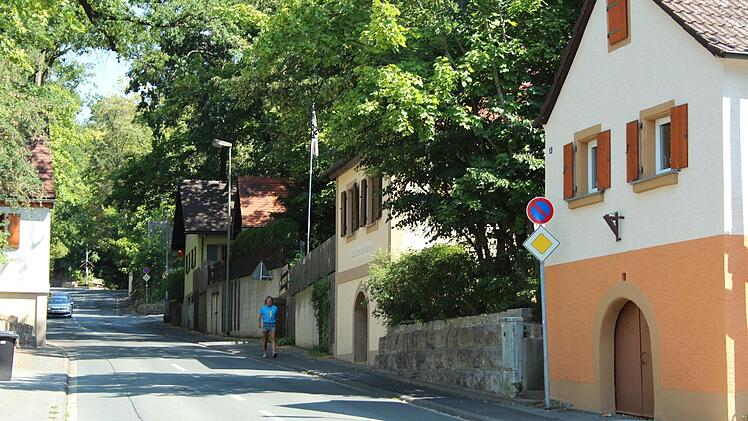 Die Straße am Höchstadter Kellerberg wird sich am Wochenende wieder in eine Festmeile verwandeln. Autos werden ausgesperrt.  Foto: Andreas Dorsch
