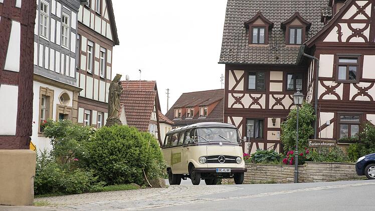 Malerische Kulisse: der "Landfrauenküche"-Bus in Mürsbach
