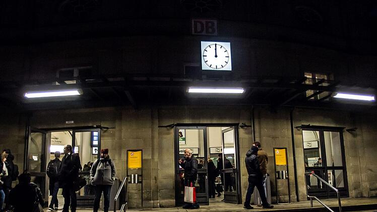 Reichlich Durcheinander verursacht der Warnstreik auch in Coburg. "In der Region Bayern wurde der Bahnbetrieb vorübergehend eingestellt", war auf der DB-App zu lesen. Die Agilis-Züge verkehrten zumindest auf der Strecke zwischen Bad Rodach und Coburg.Foto: Jochen Berger