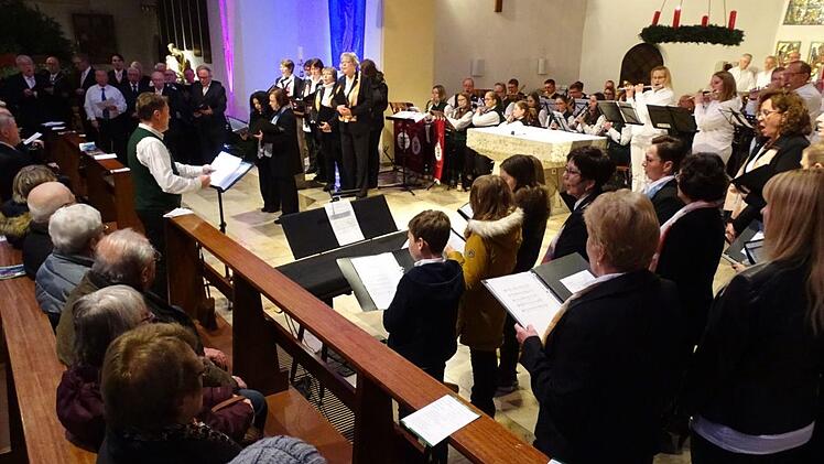 Als emotionalen Schlusspunkt sangen und spielten alle Mitwirkenden des Frankenwald-Advents in der Nordhalbener Pfarrkirche gemeinsam "Dona Nobis Pacem".Norbert Neugebauer