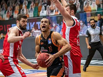 Jean Salumu (Mitte) lässt hier die Bamberger David Kravish (links) und Chase Fieler schlecht aussehen. Der Belgier im Vechta-Trikot war mit 25 Punkten Topscorer des Tabellenletzten.  Foto: Christian Becker