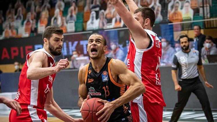 Jean Salumu (Mitte) lässt hier die Bamberger David Kravish (links) und Chase Fieler schlecht aussehen. Der Belgier im Vechta-Trikot war mit 25 Punkten Topscorer des Tabellenletzten.  Foto: Christian Becker