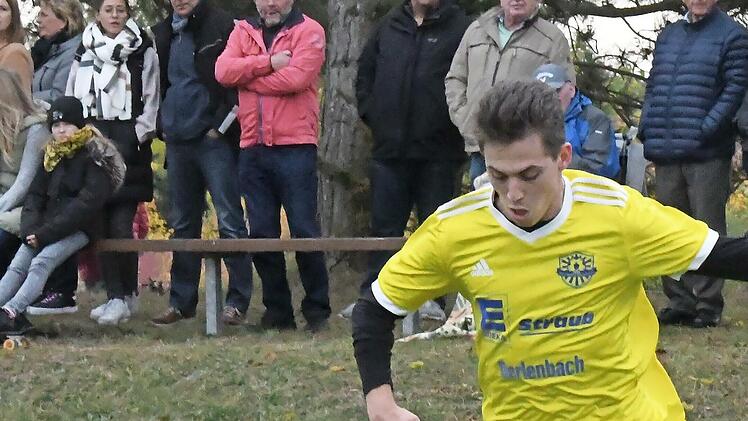 Oerlenbachs Noah Pentenrieder zieht an Simon Knobling von der SG WMP Lauertal vorbei.