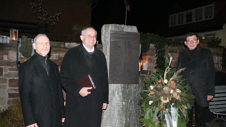 Pastoralreferent Markus Waite, Stadtpfarrer Robert Augustin und Bürgermeister Armin Warmuth  bei der Gedenkveranstaltung zur Pogromnacht in Hammelburg.