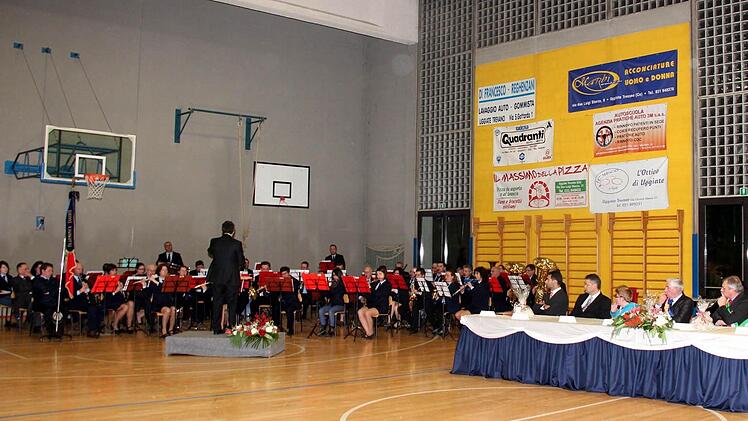 Die Banda spielt den extra für diesen Anlass von Dirigent Dante Peverelli komponierten Ruaudin-Marsch.