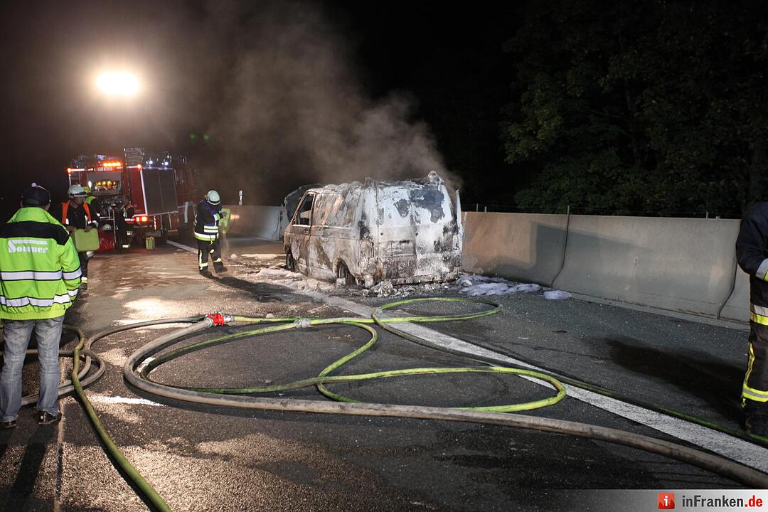 Begleitfahrzeug eines Schwertransporters brennt komplett aus