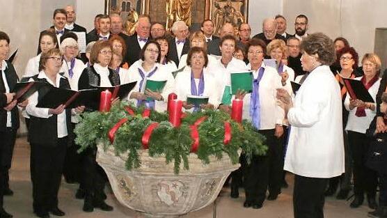 Vor dem "Weihnachtsaltar" der Aschbacher Kirche vereinigten sich die Chöre aus Steppach, Wachenroth und Aschbach-Hohn unter der Leitung von Rosi Emrich zu einem stimmgewaltigen Klangkörper. Foto: Evi Seeger