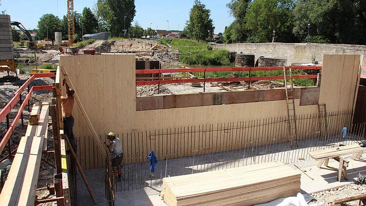 An der Schalung lässt sich die Größe des nördlichen Widerlagers für die neue Aischbrücke erahnen. Foto: Andreas Dorsch
