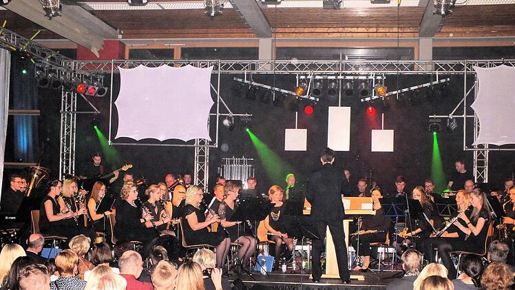 Einmal mehr setzte das 60-köpfige Blasorchester Sand unter Leitung seines Dirigenten Thomas Nees mit dem diesjährigen "House of Music" Akzente der Blasmusik. Foto: Alfons Beuerlein