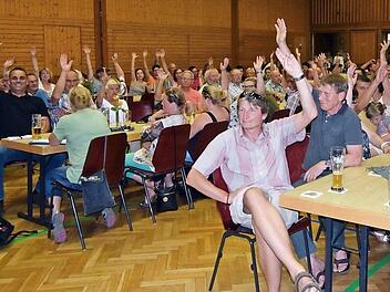 Zustimmung zum Dorfladen signalisierten die Teilnehmer der Bürgerversammlung. Foto: Andreas Welz
