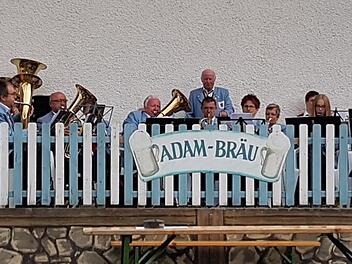 Die Sulzthaler Musikanten, hier bei einem Konzert während der Fahrt nach Bodenmais. Foto: Bianca Mende