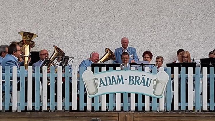 Die Sulzthaler Musikanten, hier bei einem Konzert während der Fahrt nach Bodenmais. Foto: Bianca Mende