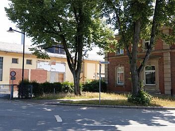 Die Villa links ist schon nutzbar, aber wann und wie das ehemalige Kühlhaus ("Gebäude 9", links im Bild) für das Projekt Creapolis der Hochschule zur Verfügung steht, ist offen. Am 28. Juni soll der Stadtrat entscheiden, wie es weitergeht. Foto: Simone Bastian