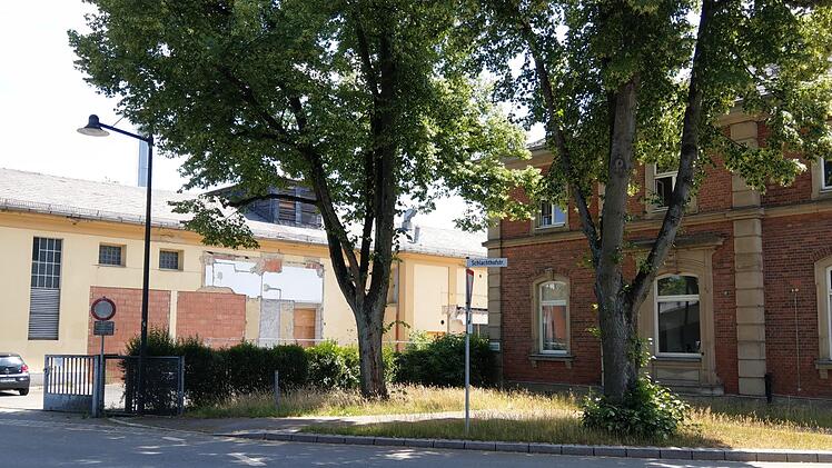 Die Villa links ist schon nutzbar, aber wann und wie das ehemalige Kühlhaus ("Gebäude 9", links im Bild) für das Projekt Creapolis der Hochschule zur Verfügung steht, ist offen. Am 28. Juni soll der Stadtrat entscheiden, wie es weitergeht. Foto: Simone Bastian