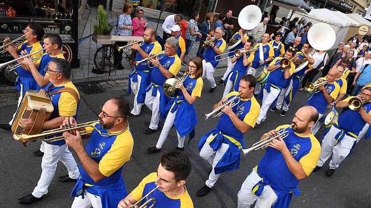 Zu den internationalen Gästen gehörte auch die Musikgruppe "La Banda" aus der Partnerstadt Cournon-d'Auvergne, die südliche Rhythmen zum Einzug beisteuerte und anschließend vom Bürgermeister auf Französisch begrüßt wurde.