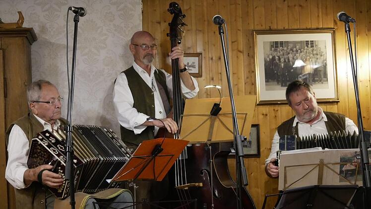 "Duo zu Dritt" blätterten jede Menge "Erinnerung an Neustadt"   musikalisch hin....     Foto: Manja von Nida