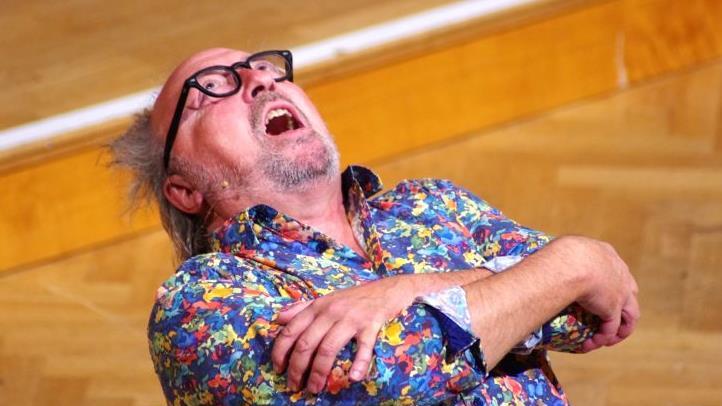 Einmal tief Luft holen, bevor er zur nächsten Attacke auf die Herrschenden und Mächtigen ansetzt: Urban Priol im Regentenbau. Klaus Werner