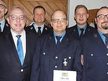 Das Staatliche Ehrenzeichen in Silber bekam Markus Gräf (mit Urkunde). Mit im Bild (von links) Kreisbrandinspektor Siegfried Zillig, Bürgermeister Harald Hübner, Kreisbrandmeister Thomas Hoffmann, Vorsitzender Jonas Paulini und Kommandant Alexander Meixner  Foto: Horst Wunner
