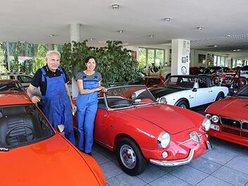 Leo Aumüller und seine Tochter Margit mit einem Teil der Oldtimer im Ausstellungsraum der Firma. Foto: Barbara Herbst