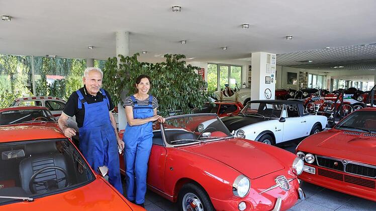 Leo Aumüller und seine Tochter Margit mit einem Teil der Oldtimer im Ausstellungsraum der Firma. Foto: Barbara Herbst