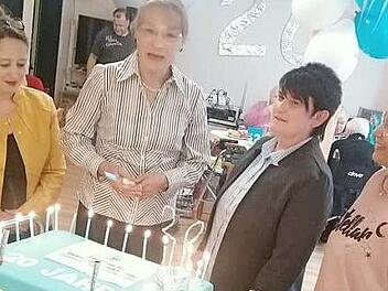 Renate Schroff (2. v. l.) schnitt die Torte an. Foto: privat