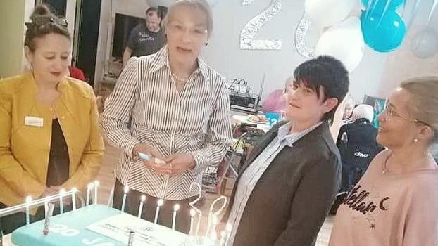 Renate Schroff (2. v. l.) schnitt die Torte an. Foto: privat