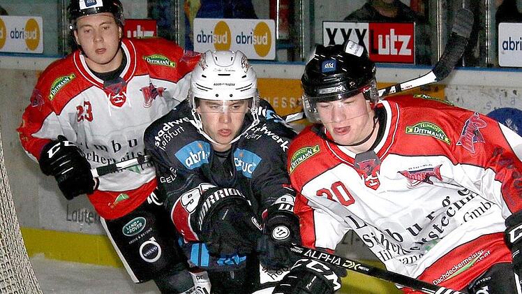 Lukas Kratschmer (M.) erzielte für den ESC Haßfurt den Treffer zum 8:7-Sieg in der Dingolfinger "Marco- Sturm-Eishalle". Es war bereits der elfte Saisontreffer des 19-jährigen Eigengewächses. Ralf Naumann