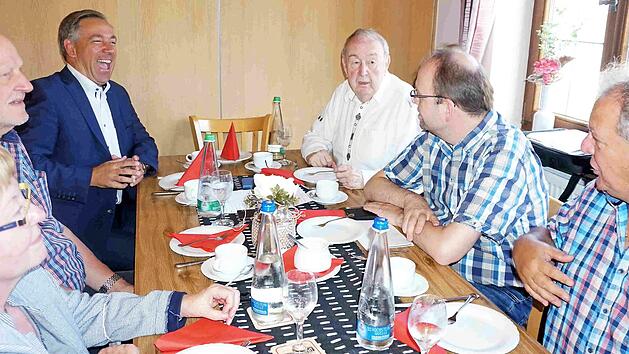 Landrat Alexander Tritthart f&uuml;hlt sich sichtlich wohl im Kreis der ehemaligen Feuerwehr-F&uuml;hrungskr&auml;fte mit G&uuml;nter Nachtsheim, Karl-Heinz Schalk, Holger Peter und Dieter Marx