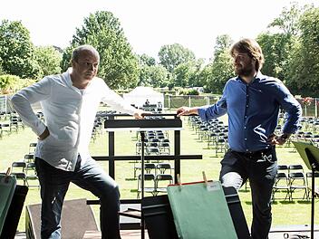 Generationswechsel: Mit einem Jahr Verspätung durch die Corona-Krise - Coburgs Ex-Generalmusikdirektor Roland Kluttig (links) begrüßt seinen seit Jahresbeginn amtierenden Nachfolger Daniel Carter vor dem Open-Air-Konzert im Rosengarten.Foto: Jochen Berger