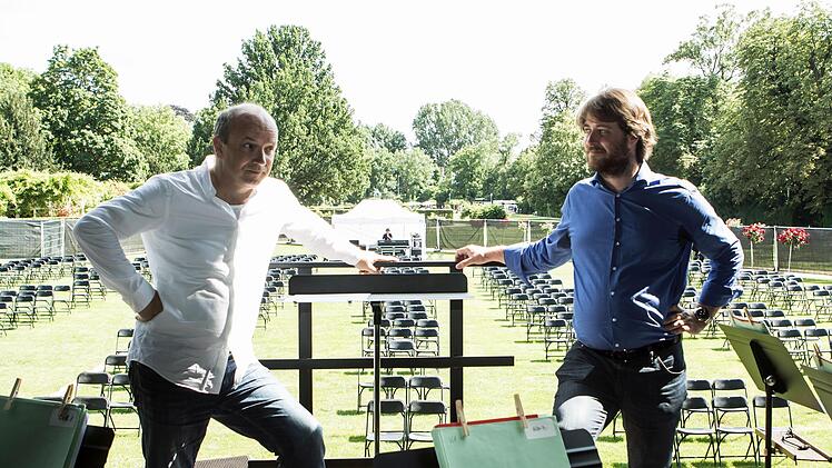 Generationswechsel: Mit einem Jahr Verspätung durch die Corona-Krise - Coburgs Ex-Generalmusikdirektor Roland Kluttig (links) begrüßt seinen seit Jahresbeginn amtierenden Nachfolger Daniel Carter vor dem Open-Air-Konzert im Rosengarten.Foto: Jochen Berger