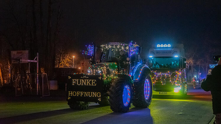 Weihnachtlich geschmückte Traktoren: "Ein Funken Hoffnung für alle" Lichterfahrt