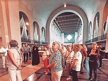 Die Seniorengruppe Detter hat auch die Kirche in Münsterschwarzach besichtigt. Bruder Josef führte die Gruppe herum.