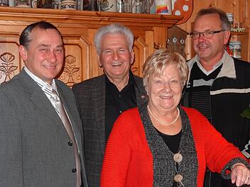 Im Schnaps-Stüble gratulieren Bürgermeister Horst Reuther und Diakon Lorenz Kleinschnitz dem Jubelpaar. Foto: Stühler
