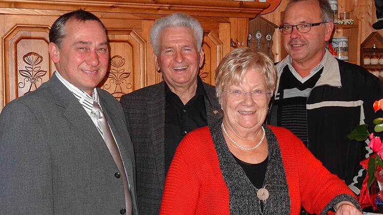 Im Schnaps-Stüble gratulieren Bürgermeister Horst Reuther und Diakon Lorenz Kleinschnitz dem Jubelpaar. Foto: Stühler