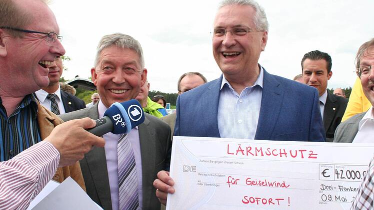 Peter Petschl (links) übergibt einen Scheck an Staatsminister Joachim Herrmann. Foto: Evi Seeger