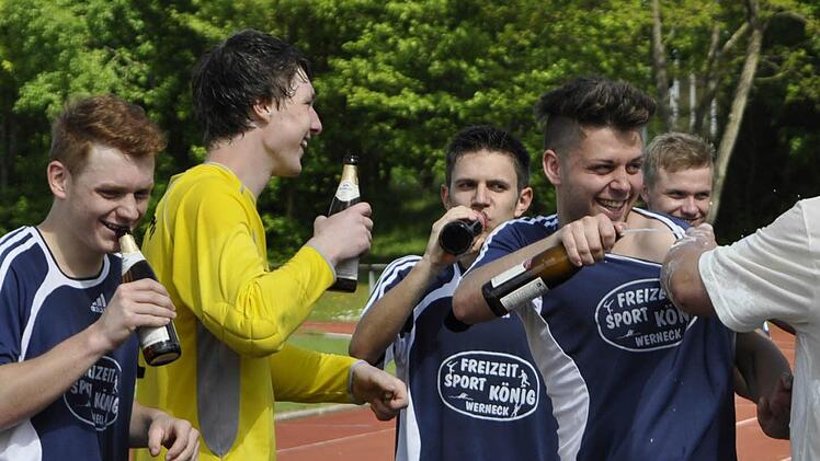 Wer Sport treibt, soll viel trinken.  Foto: san