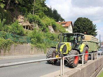 Noch bis 14. September ist die B85 auf Höhe der Firma Voitländer nur einspurig befahrbar. Fotos: Löffler