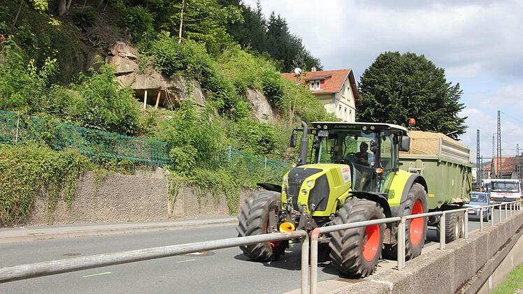 Noch bis 14. September ist die B85 auf Höhe der Firma Voitländer nur einspurig befahrbar. Fotos: Löffler