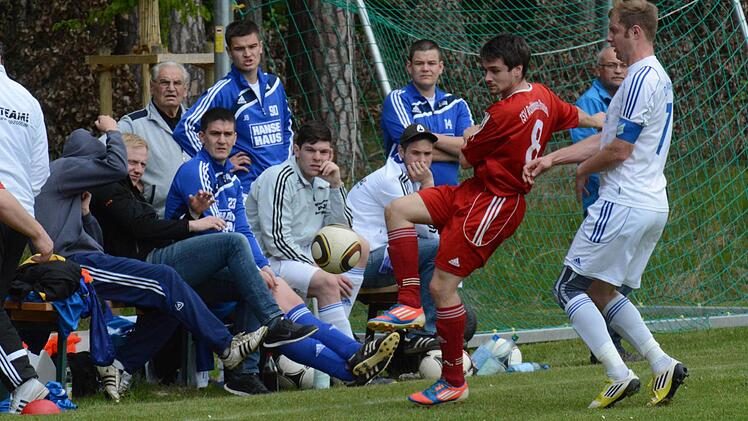 DJK Burghausen/Windheim (weiße Trikots) - TSV Rothhausen/Thundorf 3:1.