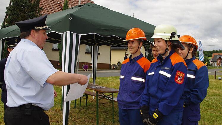 KBM Hans Stumpf lobt die Leistung der jungen Floriansjünger aus Friesen.Foto: Heike Schülein