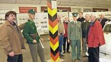 Berthold Schwämmlein (links) erläuterte in der Zecherhalle den Heimatkundlern seine Dokumentation.  Foto: Gerd Fleischmann