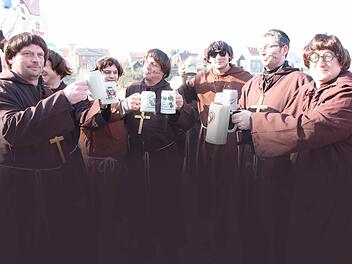 Diese Klosterbrüder ließen sich beim Umzug in Steinach ein kühles Bierchen schmecken.  Foto: Robert Huger