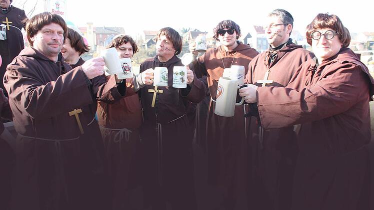 Diese Klosterbrüder ließen sich beim Umzug in Steinach ein kühles Bierchen schmecken.  Foto: Robert Huger